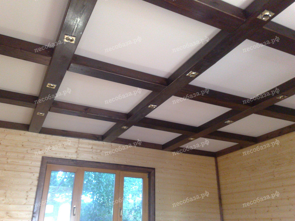 белые стены деревянный потолок в интерьере